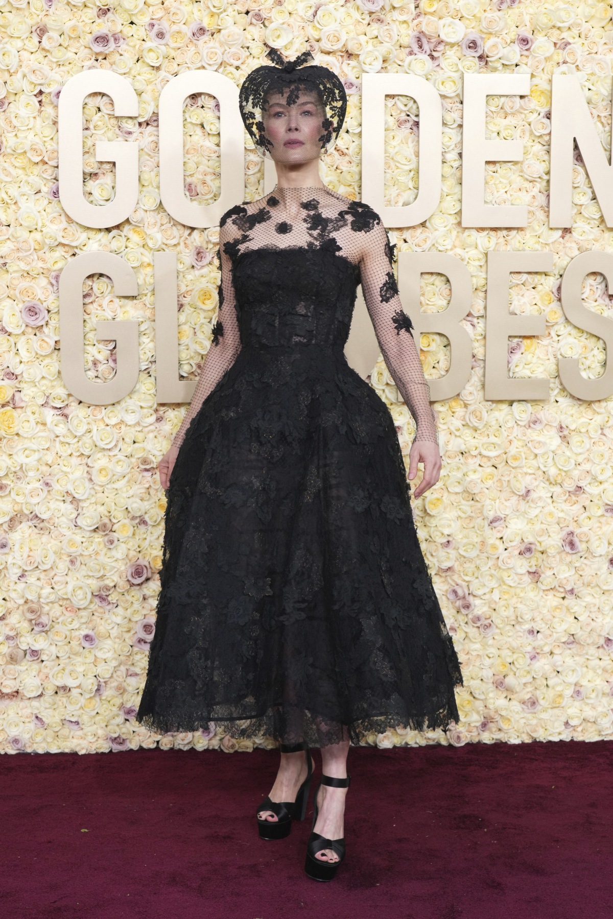 Herečka Rosamund Pike v kreácii Christian Dior Haute Couture.