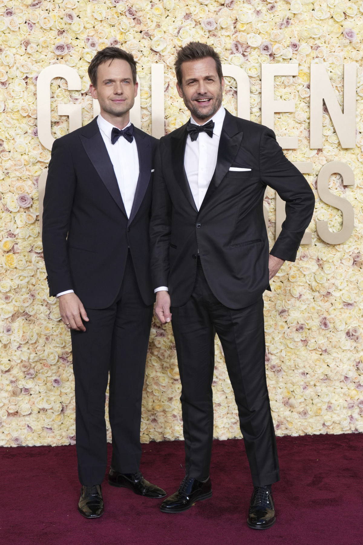 Patrick J. Adams (vľavo) a Gabriel Macht na 81. ročníku cien Zlatý glóbus. 