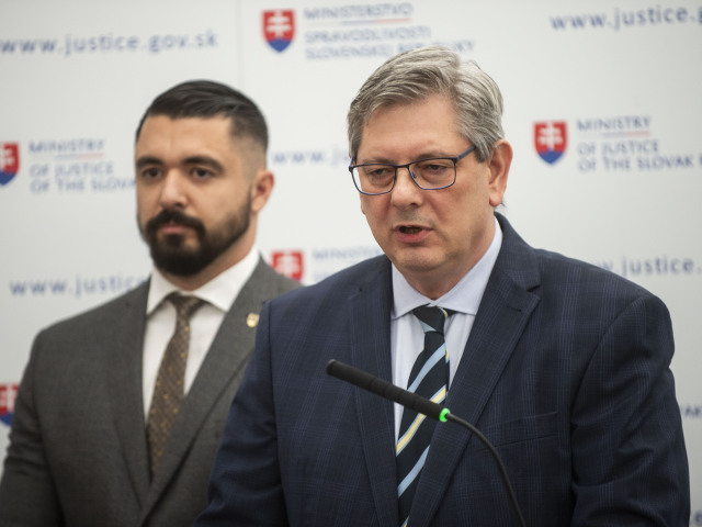 Na snímke zľava štátny tajomník ministerstva spravodlivosti Pavol Gašpar a minister spravodlivosti Boris Susko (obaja Smer).