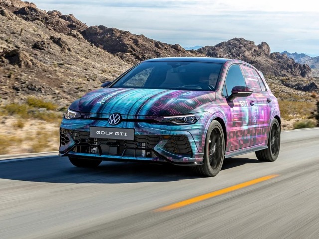 Volkswagen už pracuje na dizajne ďalšej generácie Golfu. Má byť verná štylistickému odkazu predchodcov. No nie pod kapotou. Tam sa zmení všetko. Aj GTI prejde na "elektrinu".