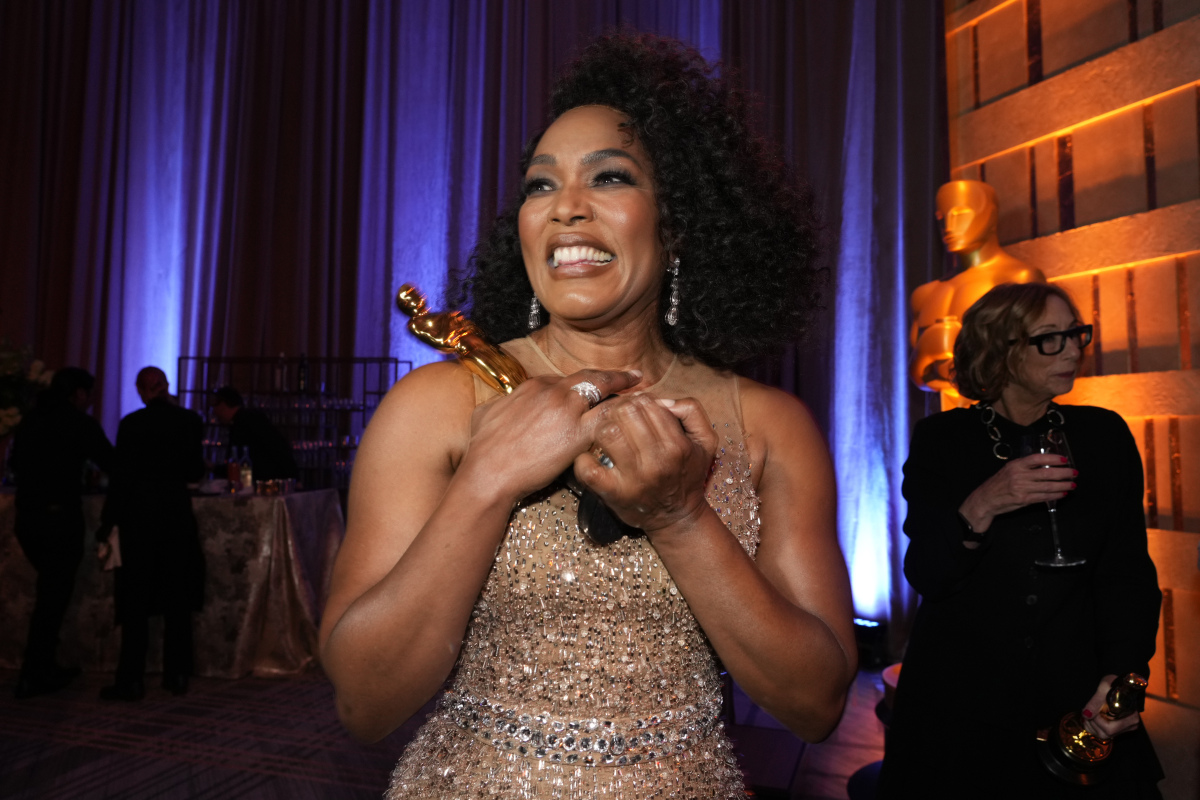 Angela Bassett 