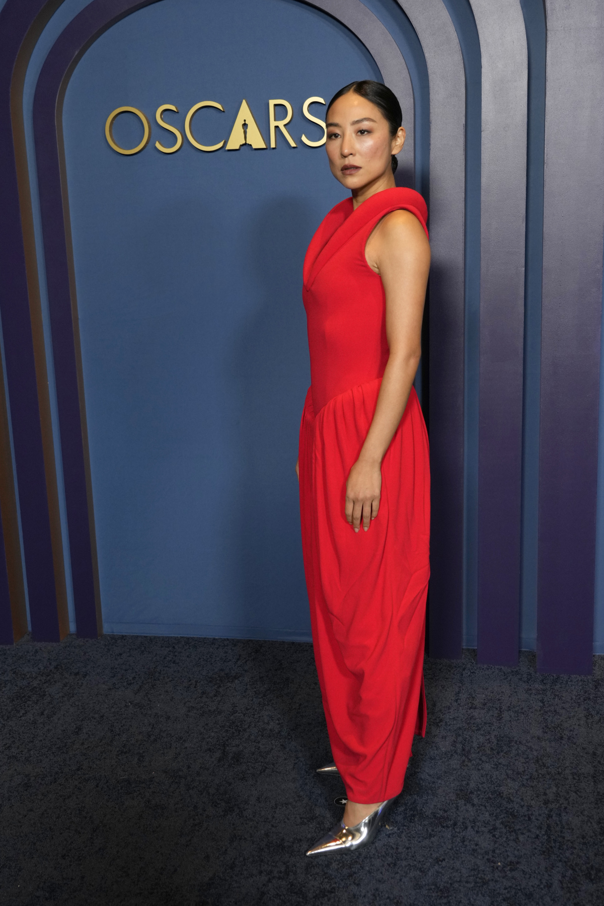 Herečka Greta Lee v kreácii Bottega Veneta. 