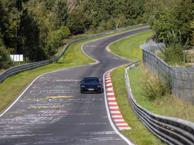 Podľa neoficiálnych informácií má mať Taycan Turbo GT vďaka tretiemu elektromotoru výkon 1 000 koní (735 kW).