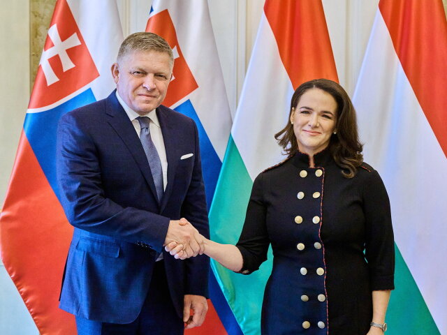 Na snímke maďarská prezidentka Katalin Nováková a slovenský premiér Robert Fico počas stretnutia v Prezidentskom paláci v Budapešti 16. januára 2024.