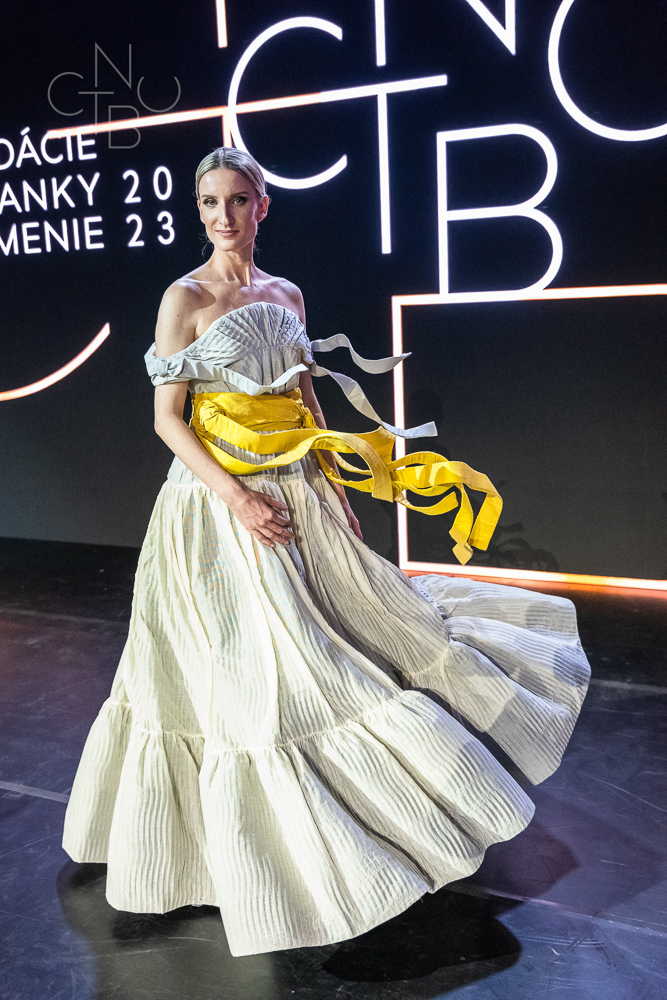 Moderátorka Adela Vinczeová v kreácii od Martina Hrču na vyhlásení cien za umenie v roku 2023.