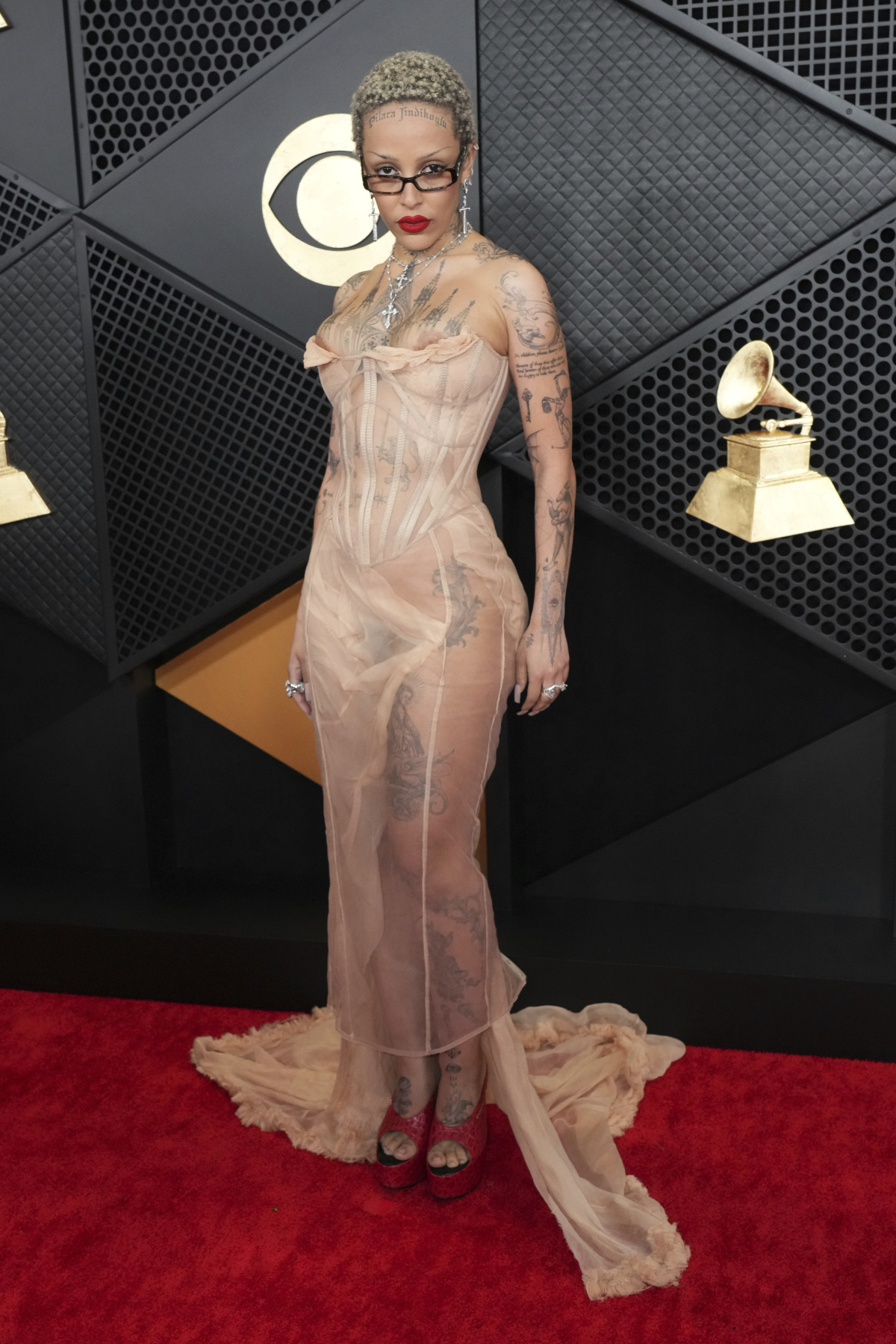Speváčka a raperka Doja Cat v odhaľujúcej kreácii Dilara Findikoglu.