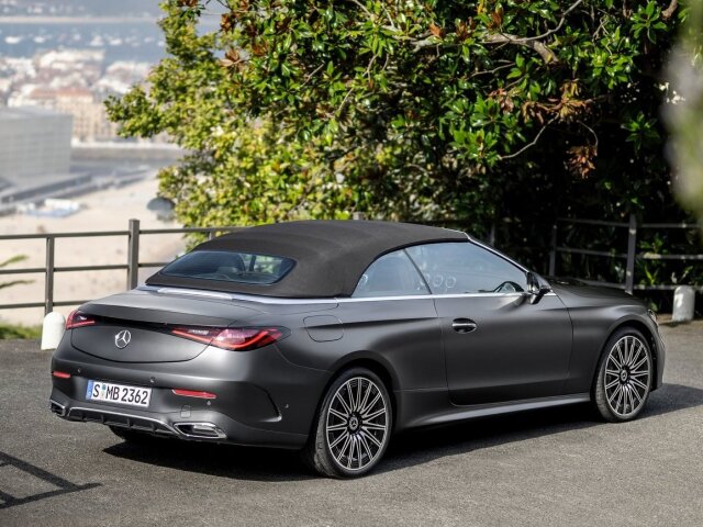 S uzavretou strechou sľubuje Mercedes-Benz akustický a tepelný komfort porovnateľný s kupé.