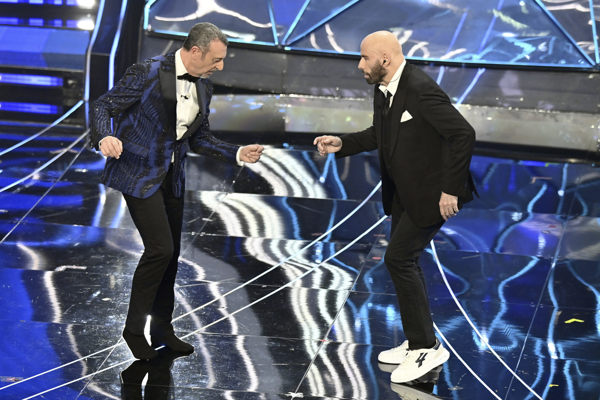 John Travolta (vpravo) a moderátor Amadeus 