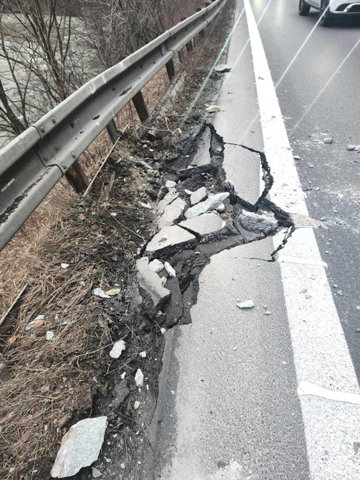 Strečno, cesta, skaly, rozbitá krajnica