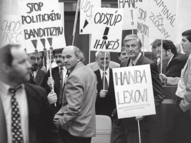 V máji 1996 opoziční poslanci pochodovali pred tribúnou v NR SR s transparentmi, keď vystupoval Ivan Lexa.