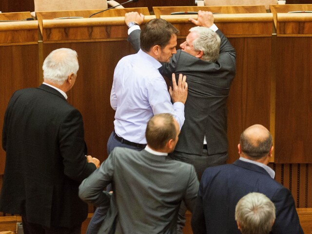 Potýčka medzi Igorom Matovičom (OĽaNO) a Ivanom Vargom po tom, čo prvý doniesol do rokovacej sály maketu Roberta Fica.