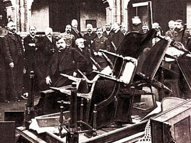 13. decembra 1904 viedli opozičné obštrukcie k fyzickému násiliu v uhorskom sneme.