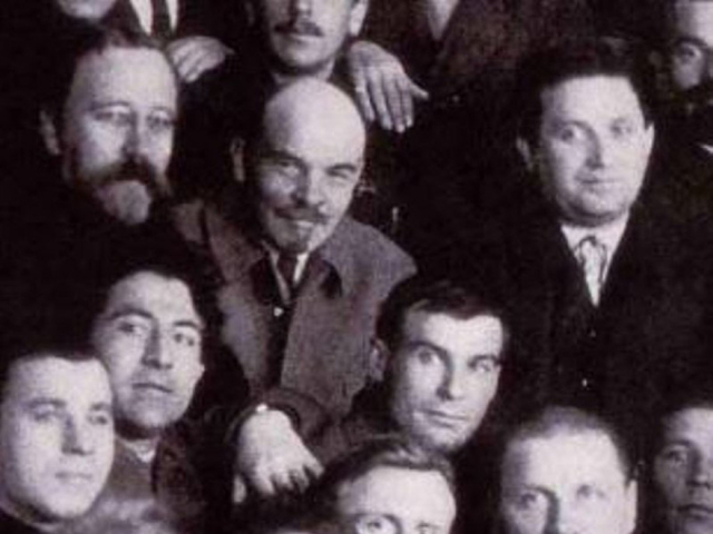 Lenin  s Kamenevom (po jeho pravici) a so Zinovievom (zľava) uprostred členov ÚV boľševickej strany, 1922.