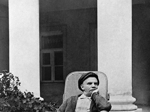 V. I. Lenin na invalidnom vozíku v sanatóriu Gorki, foto jeho sestry Marie Uľjanovovej.