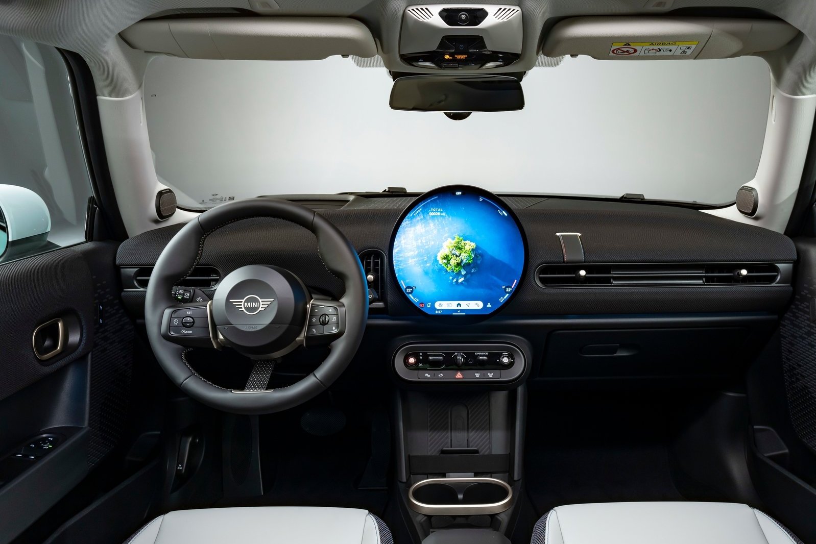 Interiér je kompletne prepracovaný v štýle elektrických Mini. Zmizla väčšina hardvéru a jeho centrom je veľký kruhový OLED displej infotainmentu.
