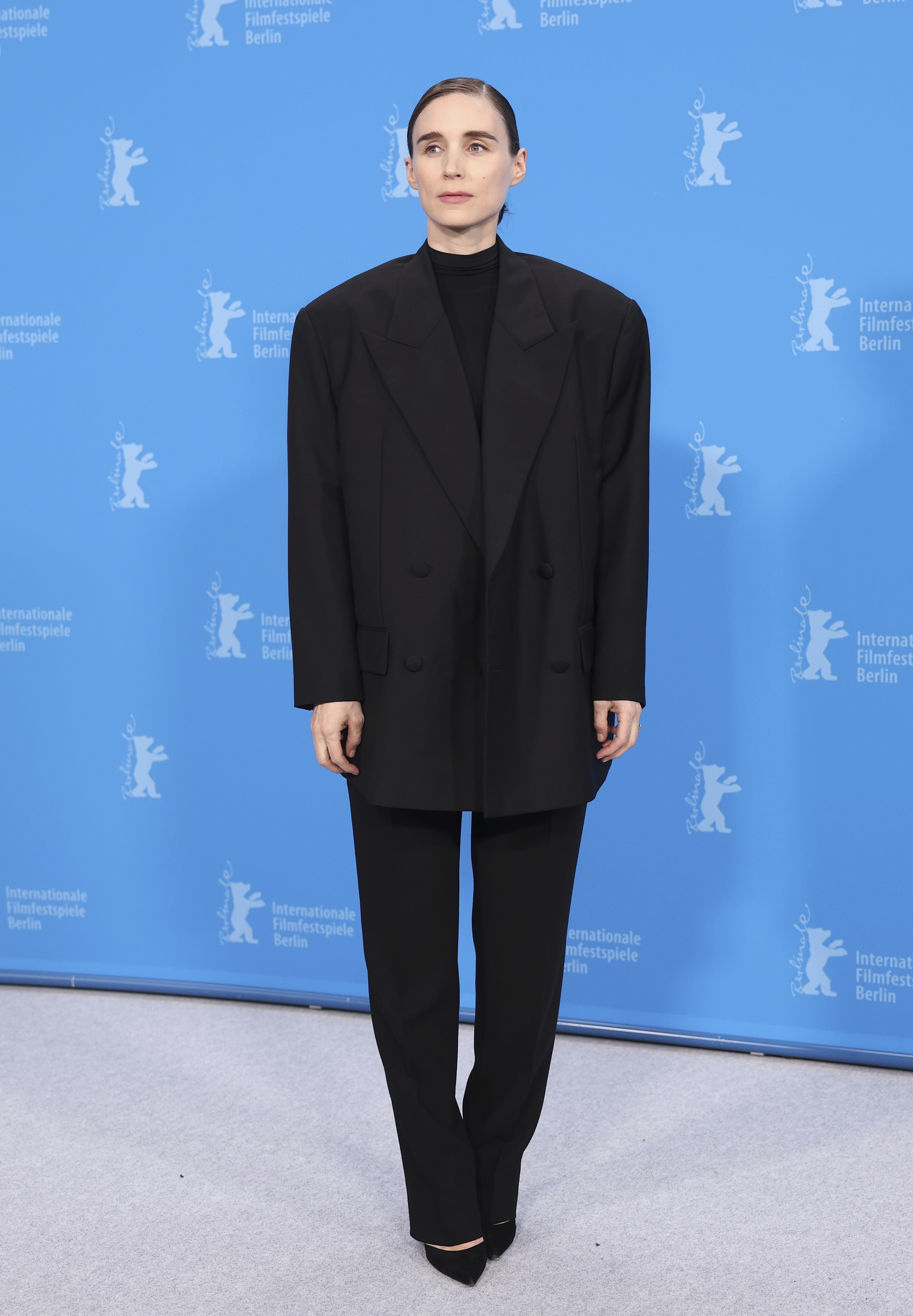 Herečka Rooney Mara predviedla v Berlíne čierny monochromatický look.
