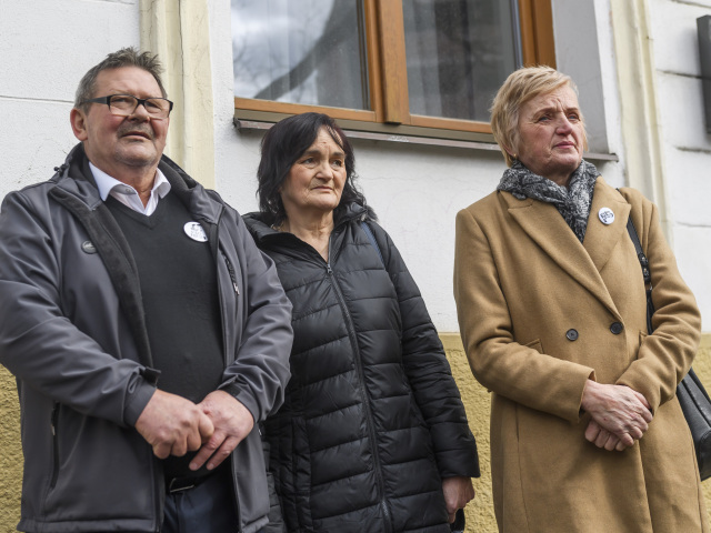 Na snímke rodičia Jána a Martiny zľava Jozef a Jana Kuciakoví a Zlatica Kušnírová počas uctenia si pamiatky Jána Kuciaka a Martiny Kušnírovej položením kytice a zapálením sviečky pri pamätníku na Námestí SNP v Bratislave 21. februára 2024.