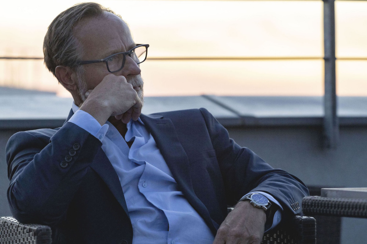 Karel Roden jako soudni exekutor Karel Jaros