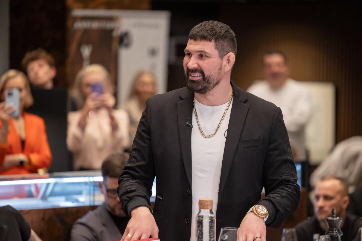 Král na ťahu, Attila Végh, Karlos Vémola