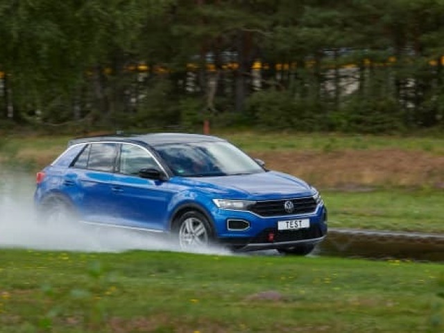 Tento rok otestoval ADAC 16 pneumatík s profilom 215/55 R17, populárnym na SUV. Aj preto neprekvapí, že testovacím vozidlom bol VW T-Roc.
