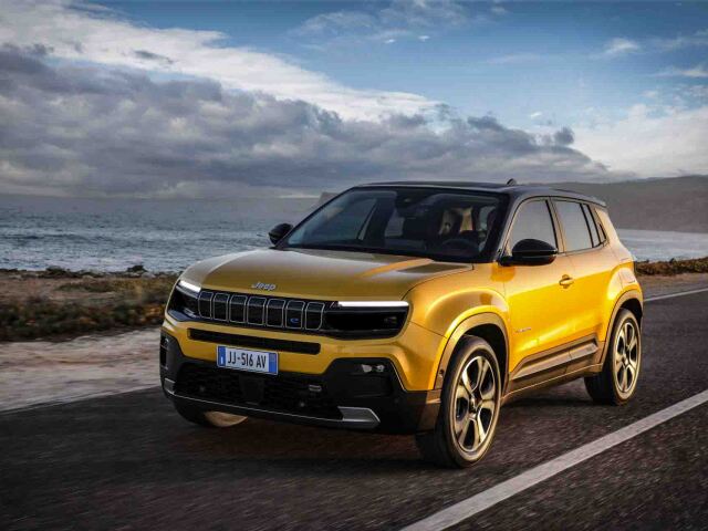 Jeep Avenger 4x4 vychádza z mild-hybridnej verzie Avenger e-Hybrid. Navonok sa líši len označením 4xe, ktoré poznáme napríklad aj z drsného plug-in hybridného Wrangleru.
