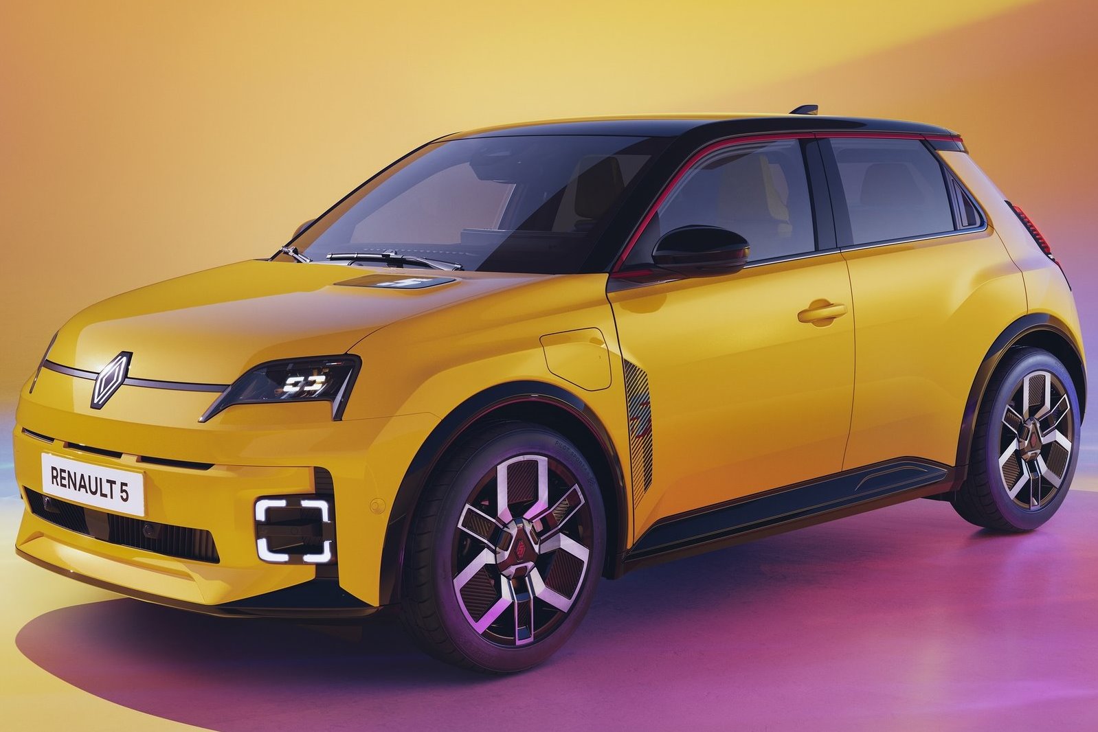 Dizajnom vyvoláva Renault 5 E-Tech spomienky na historickú ikonu. Vidieť to na tvare svetiel či „mriežke“ na kapote, ktorá má však po novom funkciu indikátora nabitia.