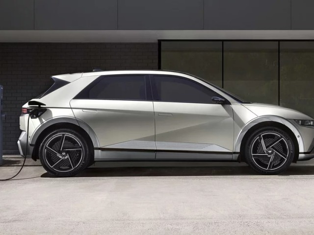 Čiernou ovcou pri elektromobiloch je Hyundai Ioniq 5. Má problém s riadiacou jednotkou nabíjania, ktorá je zodpovedná za množstvo funkcií vozidla.