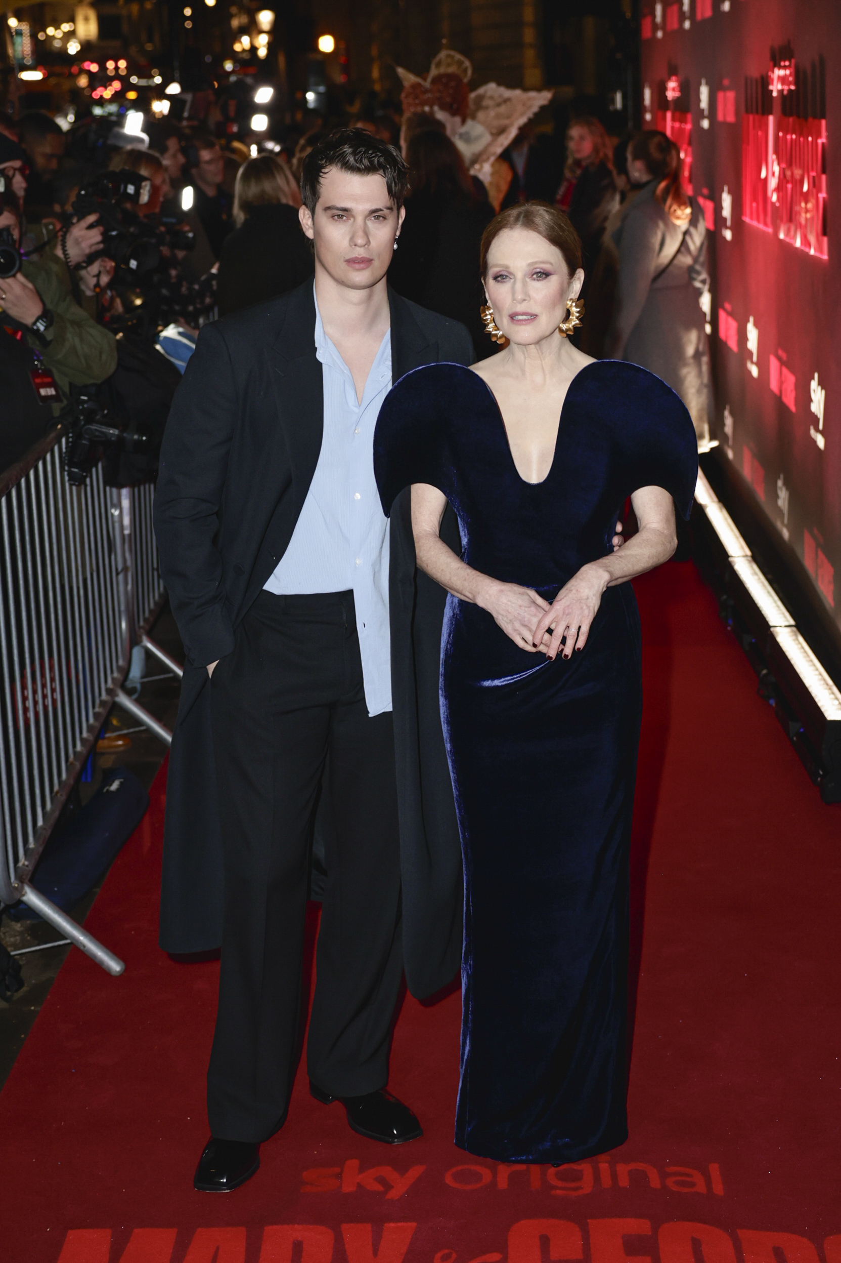 Herec Nicholas Galitzine a herečka Julianne Moore na slávnostnej premiére seriálu Mary and George v Londýne. Herečka má na sebe kreáciu Schiaparelli a jej kolega model z dielne Fendi.