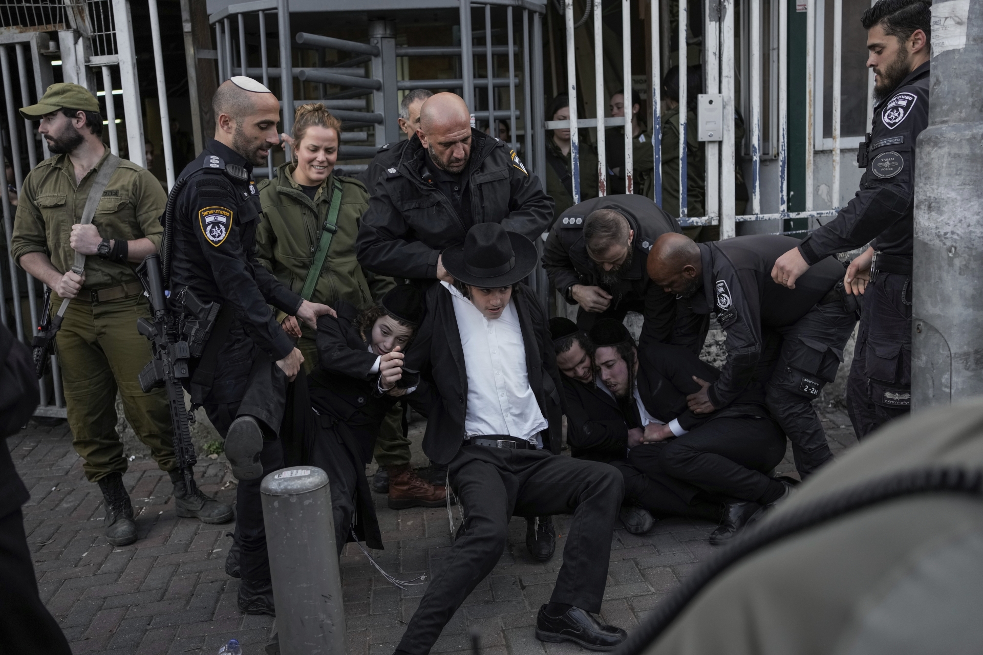 Izraelskí policajti zasahujú v Jeruzaleme proti ultraortodoxným židom, ktorí blokovali dopravu počas demonštrácie proti možnému zrušeniu výnimky týkajúcej sa odmietnutia nástupu na povinnú vojenčinu. Snímka je zo 4. marca tohto roku.