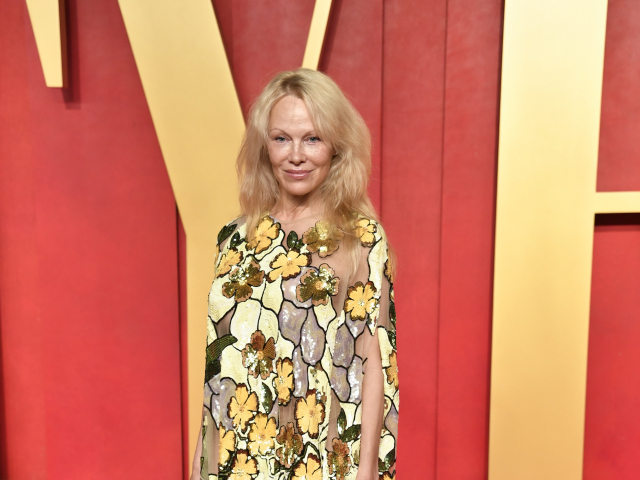 Herečka Pamela Anderson v kreácii Oscar de la Renta.