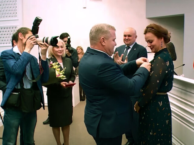 Gubernátor Segej Civiliev vyznamenáva svoju manželku Annu, Putinovu praneter, medailou Za zásluhy o Kubas.