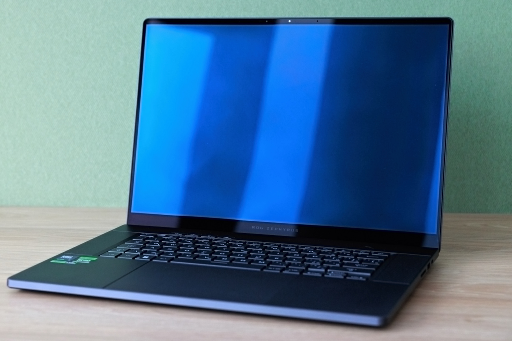ROG Zephyrus G16 sa, vzhľadom na ostatné parametre, môže pochváliť tenkým telom a naozaj nízkou hmotnosťou.