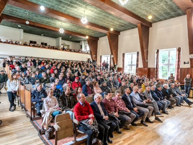 Mimoriadneho obecného zastupiteľstva v Čiernom Balogu sa zúčastnilo množstvo ľudí.
