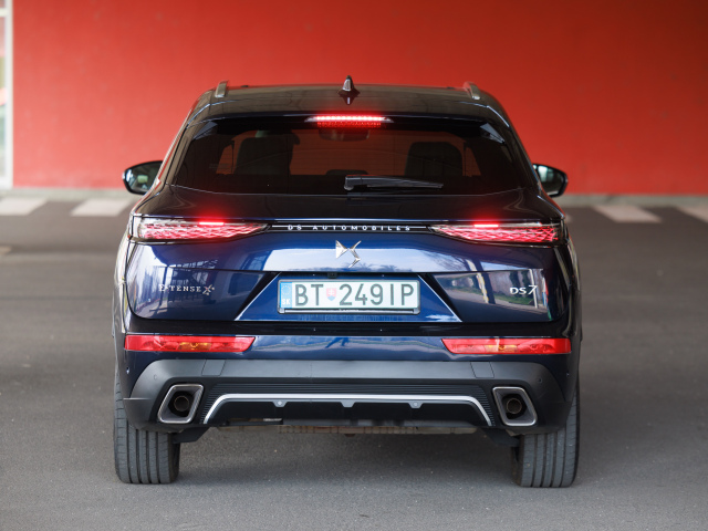 Vzadu je najväčšou novinkou nápis DS Automobiles v čiernej lište medzi reflektormi. Chrómu naopak ubudlo.