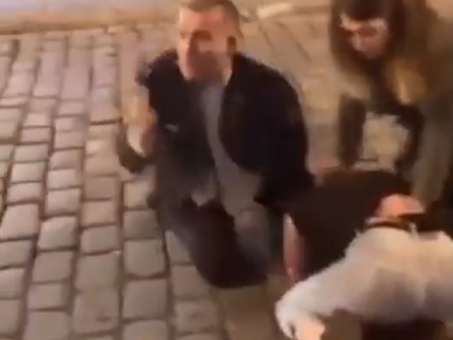 Praha, brutálny zásah policajta