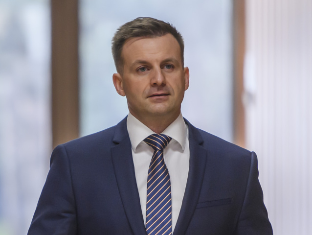 Vedúci Úradu vlády SR Juraj Gedra prichádza na  23. rokovanie vlády SR v Bratislave 13. marca 2024.