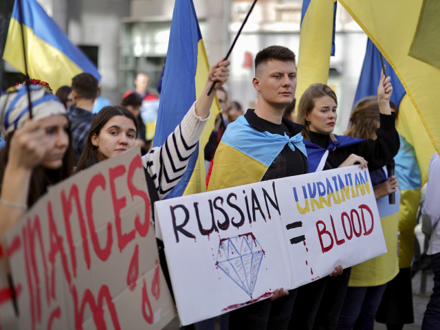 Utečenci z Ukrajiny demonštrujú proti ruskej agresii (ilustračná snímka je z Bruselu). Foto: SITA/AP/Olivier Matthys