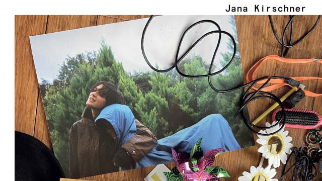 Jana Kirschner: Na albume Obyčajnosti má každá pesnička má inú atmosféru, ale spája ich jednotný sound. Ten má v sebe folklórne prvky, ale je moderný.