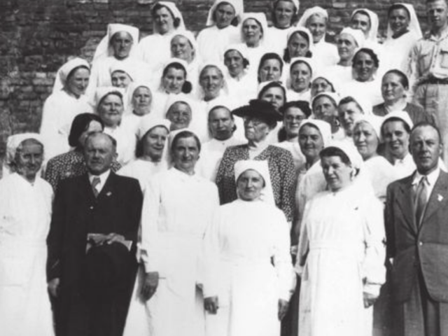 Sestry Československého červeného kríža, uprostred Alice Masaryková.