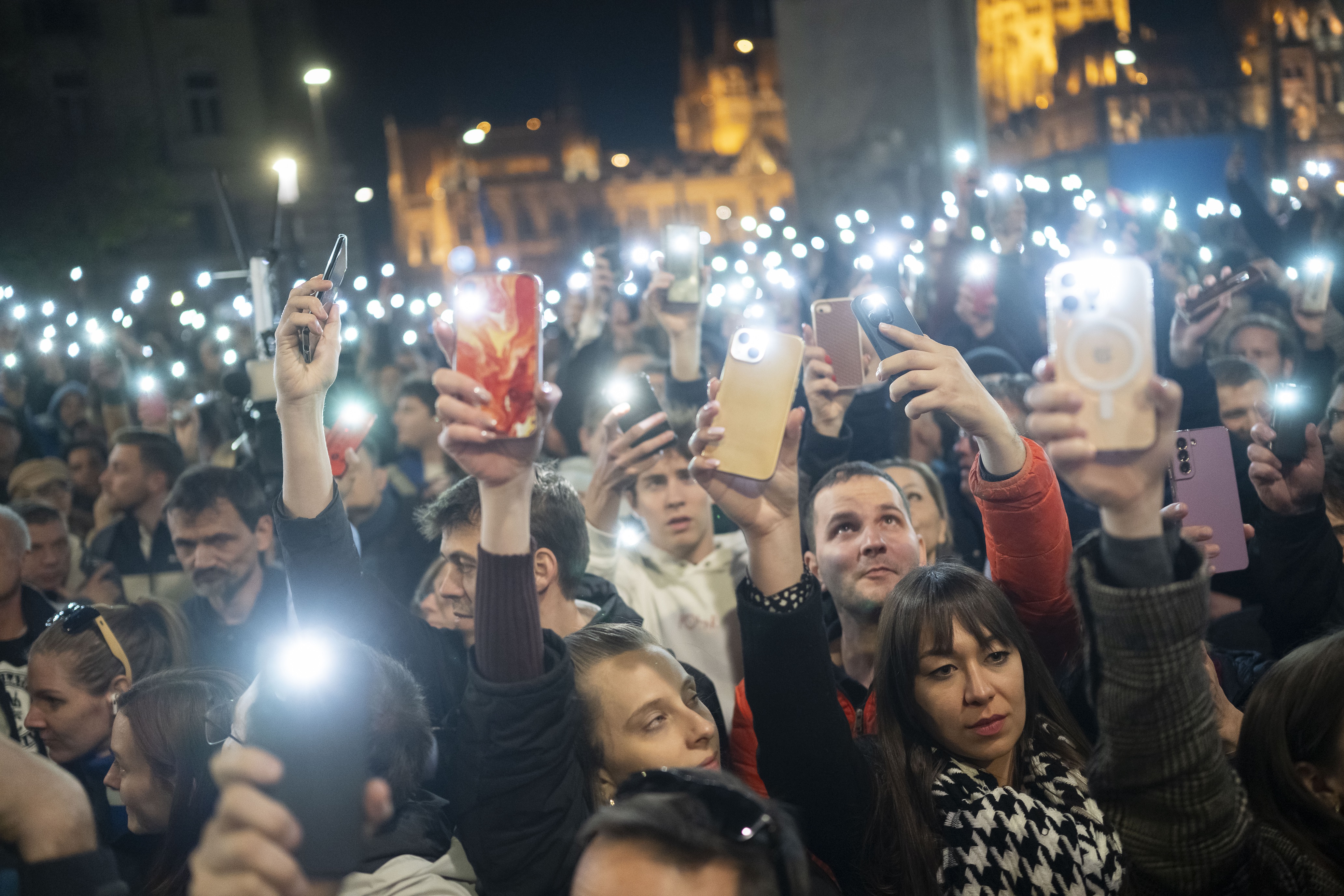 Ľudia počas protestu vedľa Kossuthovho námestia v Budapešti v Maďarsku 26. marca 2024.