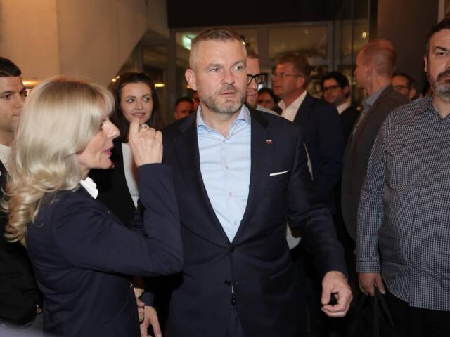 Pellegriniho prišla podporiť aj jeho sestra Eva (vľavo).