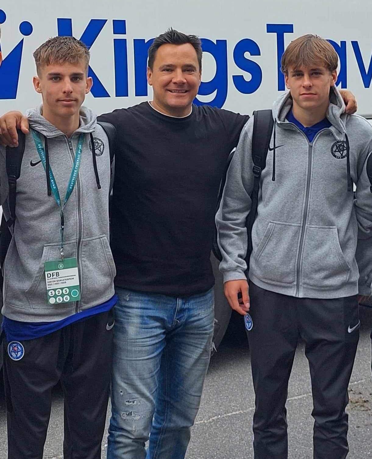 Otec Július Sauer a jeho dvaja synovia - Mário (vľavo) a Leo.