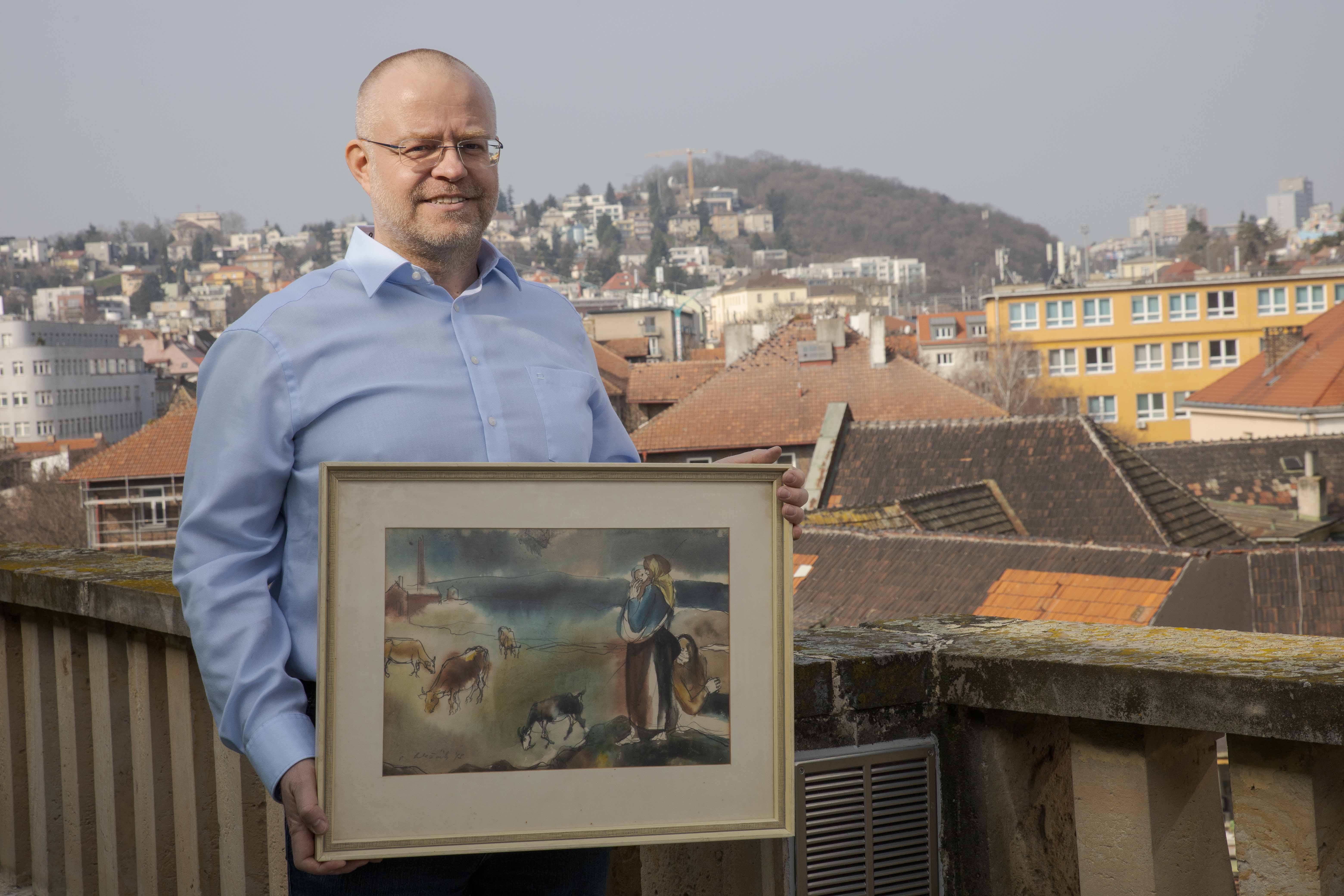 Peter Kvasňovský s obrazom od Vincenta Hložníka.