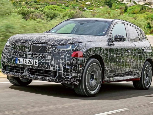 Nové BMW X3 štvrtej generácie testuje mníchovská automobilka na okruhu Miramas neďaleko Marseille.