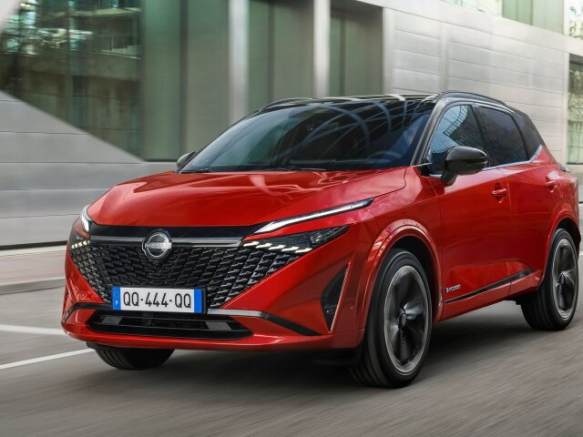 Vynovený Qashqai má výrazne prepracovanú prednú časť. Jeho maska dostala štrukturovaný dizajn  inšpirovaný stredovekým  japonským brnením. Nové sú aj svetlá.