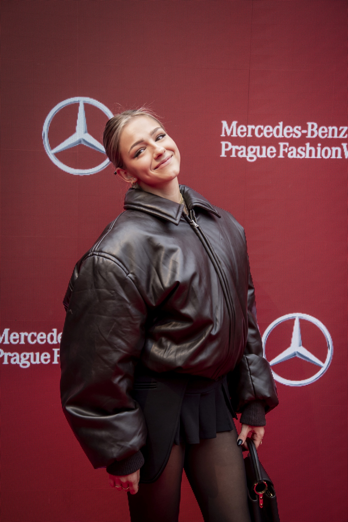 Odhalíte v črtách tejto mladej štýlovej dámy jej slávnu mamu? Je to speváčka a influencerka s telom bohyne. Volá sa: