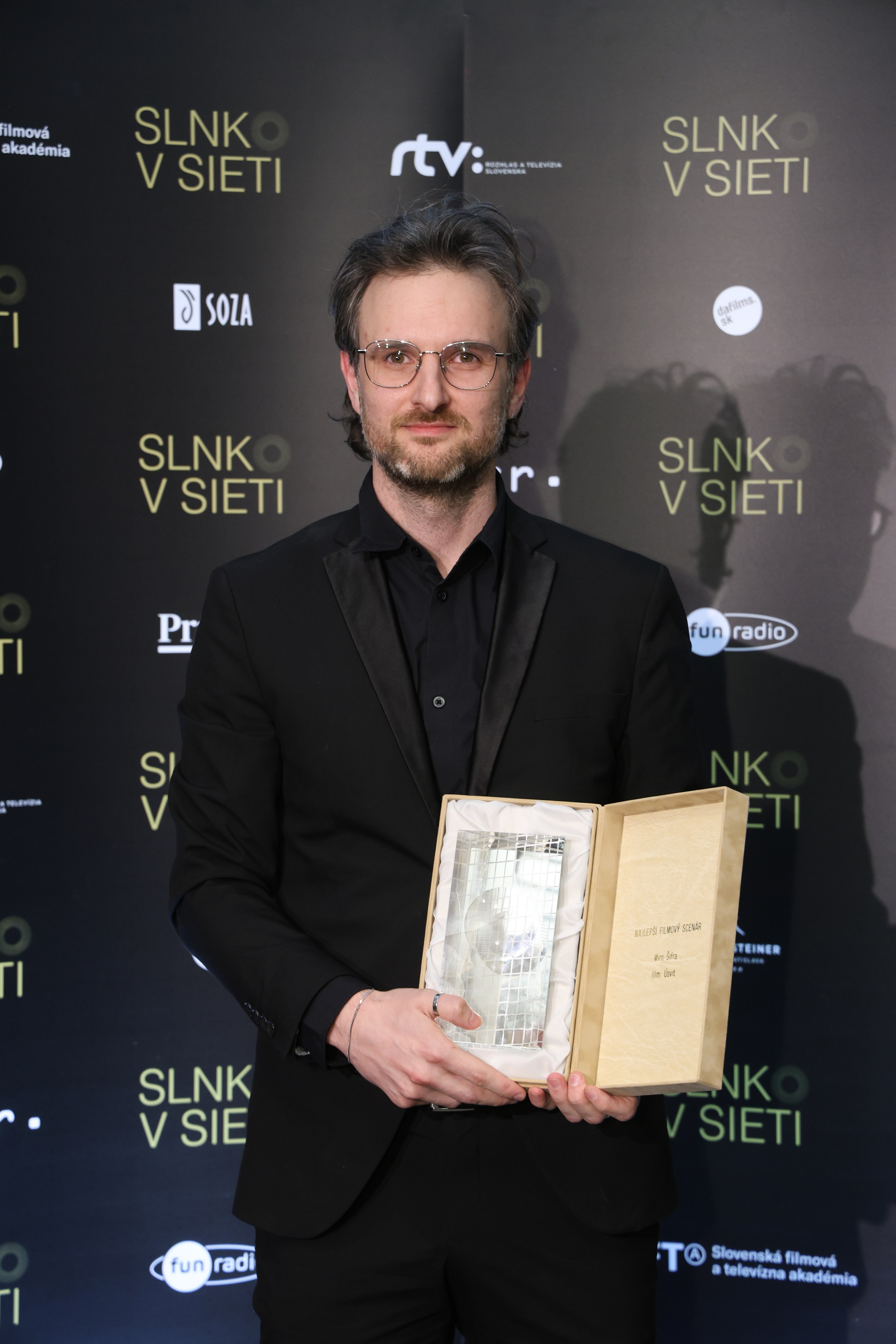 Scenárista Miro Šifra s cenou za najlepší scenár k filmu Úsvit.