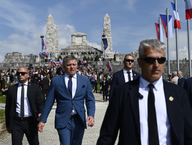 Brezová Pod Bradlom / Robert Fico / Mohyla /