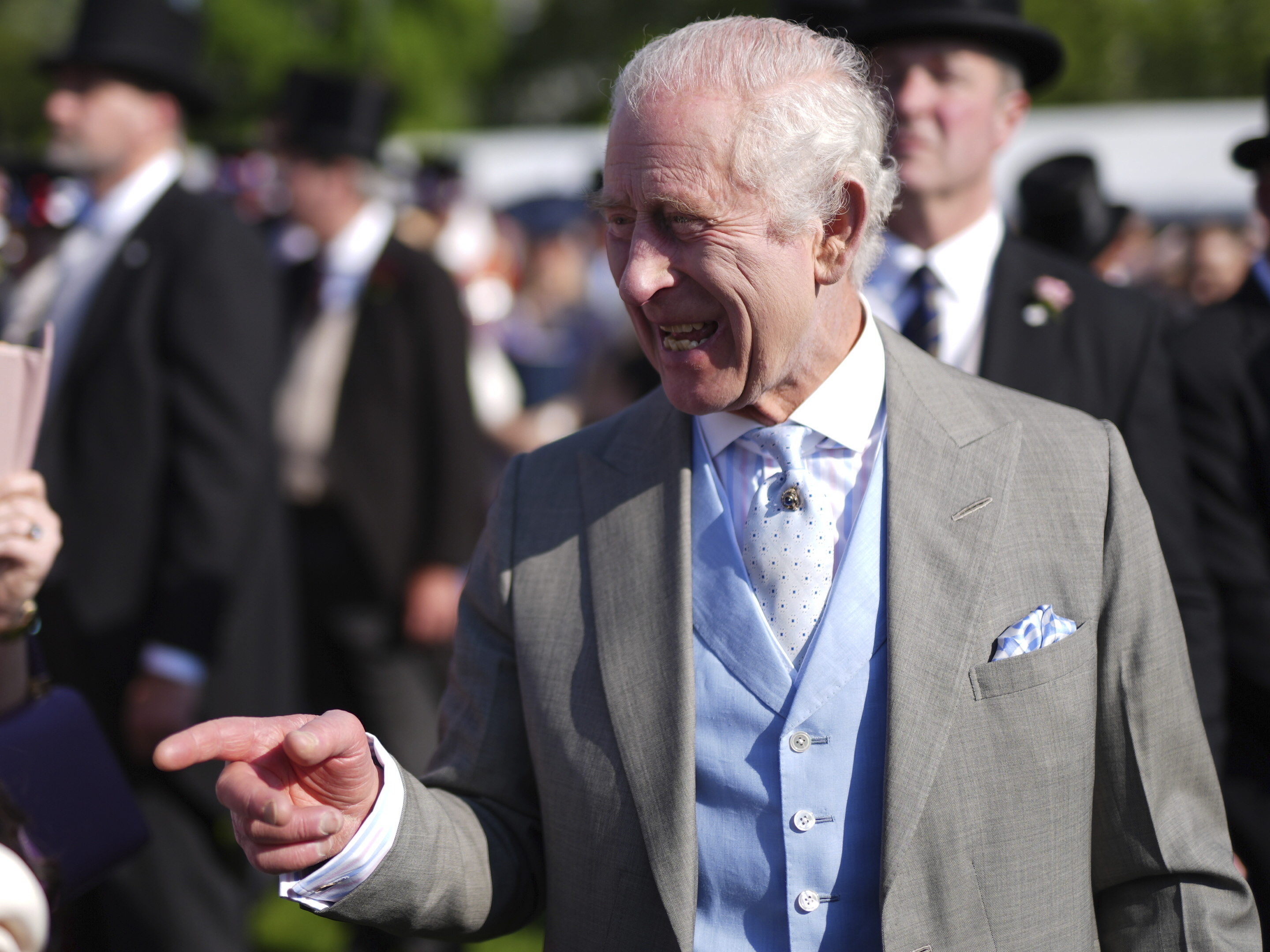 Kráľ Karol III. na záhradnej slávnosti Royal Garden Party v záhradách Buckinghamského paláca.