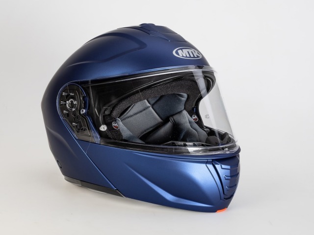Aj najlacnejšia prilba testu, model MTR K-4 Evo za 100 eur, ponúka veľmi dobrú ochranu. A je lepšia ako trikrát drahšia prilba Harley-D Evo X17.